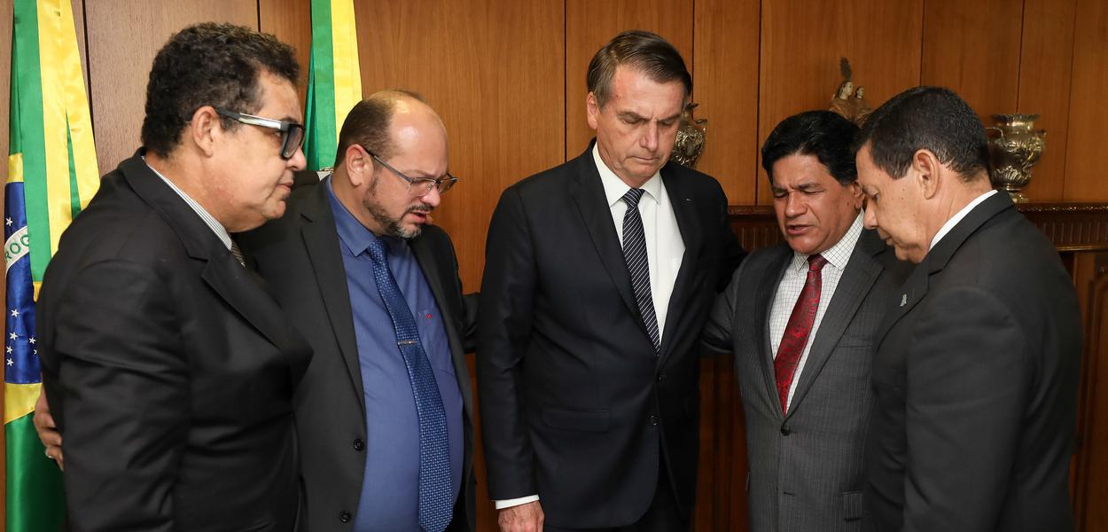 Jair Bolsonaro orando com Mourão e pastores (Foto: Marcos Corrêa/PR) Jair Bolsonaro orando com Mourão e pastores