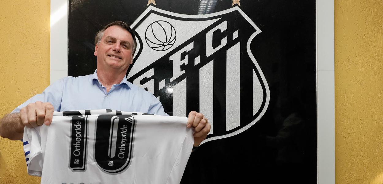 Jair Bolsonaro na Vila Belmiro (Foto: Isac Nóbrega/PR) www.brasil247.com - Jair Bolsonaro na Vila Belmiro