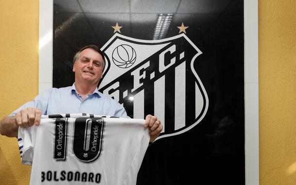 Jair Bolsonaro na Vila Belmiro (Foto: Isac Nóbrega/PR) Jair Bolsonaro na Vila Belmiro