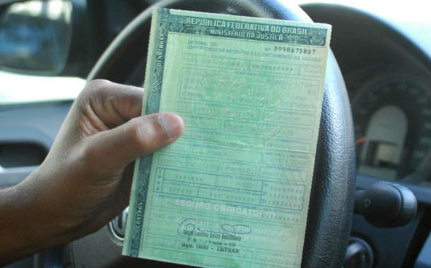 O governo prorrogou até dia 15 de fevereiro o prazo para concessão de 10% de desconto no valor do Imposto sobre Propriedade de Veículos Automotores (IPVA) 2017; alteração se deu por dificuldades enfrentadas pelo Departamento Nacional de Trânsito com relação ao seguro DPVAT, que atrasaram a emissão do DUA pelo Departamento Estadual de Trânsito (Detran/SE) para que fossem enviados para as residências (Foto: Romulo Faro) O governo prorrogou até dia 15 de fevereiro o prazo para concessão de 10% de desconto no valor do Imposto sobre Propriedade de Veículos Automotores (IPVA) 2017; alteração se deu por dificuldades enfrentadas pelo Departamento Nacional de Trânsito com relação ao seguro DPVAT, que atrasaram a emissão do DUA pelo Departamento Estadual de Trânsito (Detran/SE) para que fossem enviados para as residências