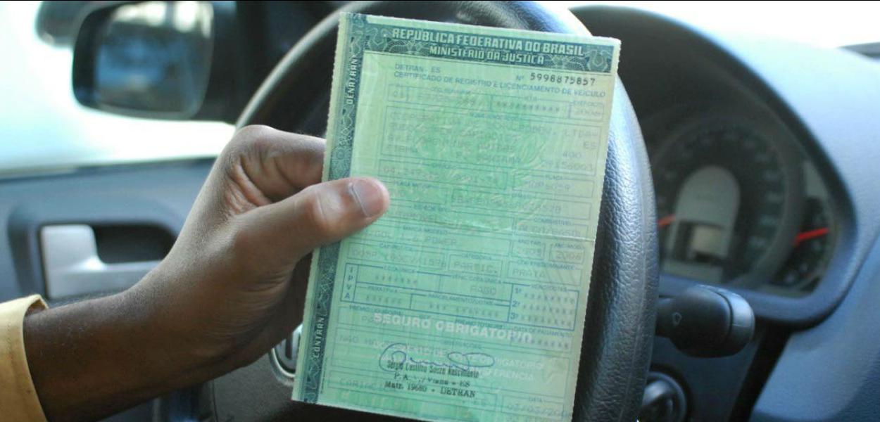 O governo prorrogou até dia 15 de fevereiro o prazo para concessão de 10% de desconto no valor do Imposto sobre Propriedade de Veículos Automotores (IPVA) 2017; alteração se deu por dificuldades enfrentadas pelo Departamento Nacional de Trânsito com relação ao seguro DPVAT, que atrasaram a emissão do DUA pelo Departamento Estadual de Trânsito (Detran/SE) para que fossem enviados para as residências (Foto: Romulo Faro) O governo prorrogou até dia 15 de fevereiro o prazo para concessão de 10% de desconto no valor do Imposto sobre Propriedade de Veículos Automotores (IPVA) 2017; alteração se deu por dificuldades enfrentadas pelo Departamento Nacional de Trânsito com relação ao seguro DPVAT, que atrasaram a emissão do DUA pelo Departamento Estadual de Trânsito (Detran/SE) para que fossem enviados para as residências