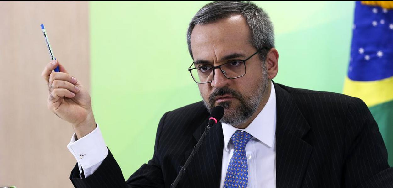 O ministro da Educação, Abraham Weintraub, e o presidente da Coordenação de Aperfeiçoamento de Pessoal de NÃvel Superior (CAPES), Anderson Correia, concedem entrevista coletiva. (Foto: Valter Campanato/Agência Brasil)
O ministro da Educação, Abraham Weintraub, e o presidente da Coordenação de Aperfeiçoamento de Pessoal de NÃvel Superior (CAPES), Anderson Correia, concedem entrevista coletiva.