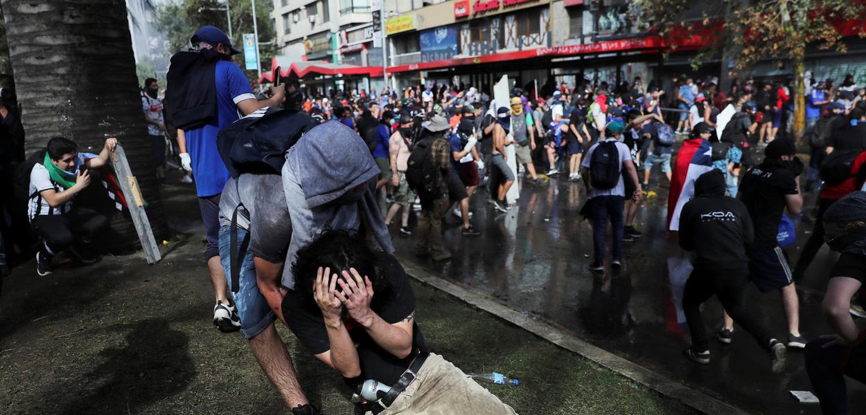 Manifestações no Chile sofrem repressão da polícia (Foto: Reuters/Ivan Alvarado) www.brasil247.com - Manifestações no Chile sofrem repressão da polícia