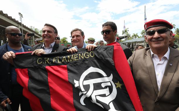 Bolsonaro caminha com a faixa do Flamengo ao lado de Marcelo Crivella (Foto: Marcos Corrêa/PR) Bolsonaro caminha com a faixa do Flamengo ao lado de Marcelo Crivella