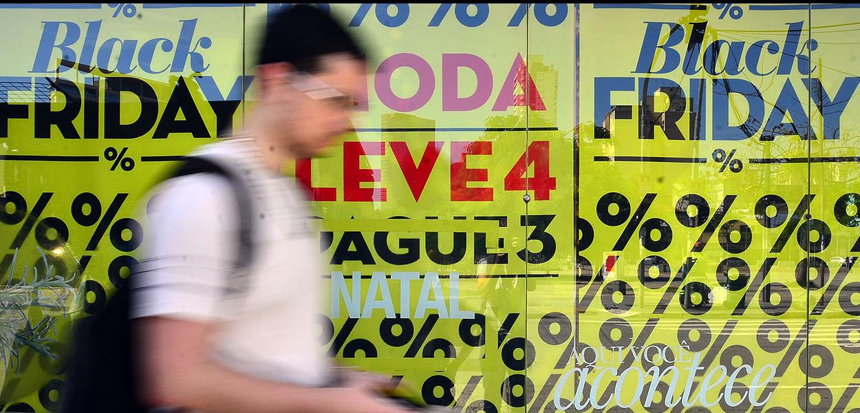Consumidores buscam ofertas na Black Friday (Foto: Rovena Rosa/Agência Brasil) Consumidores buscam ofertas na Black Friday