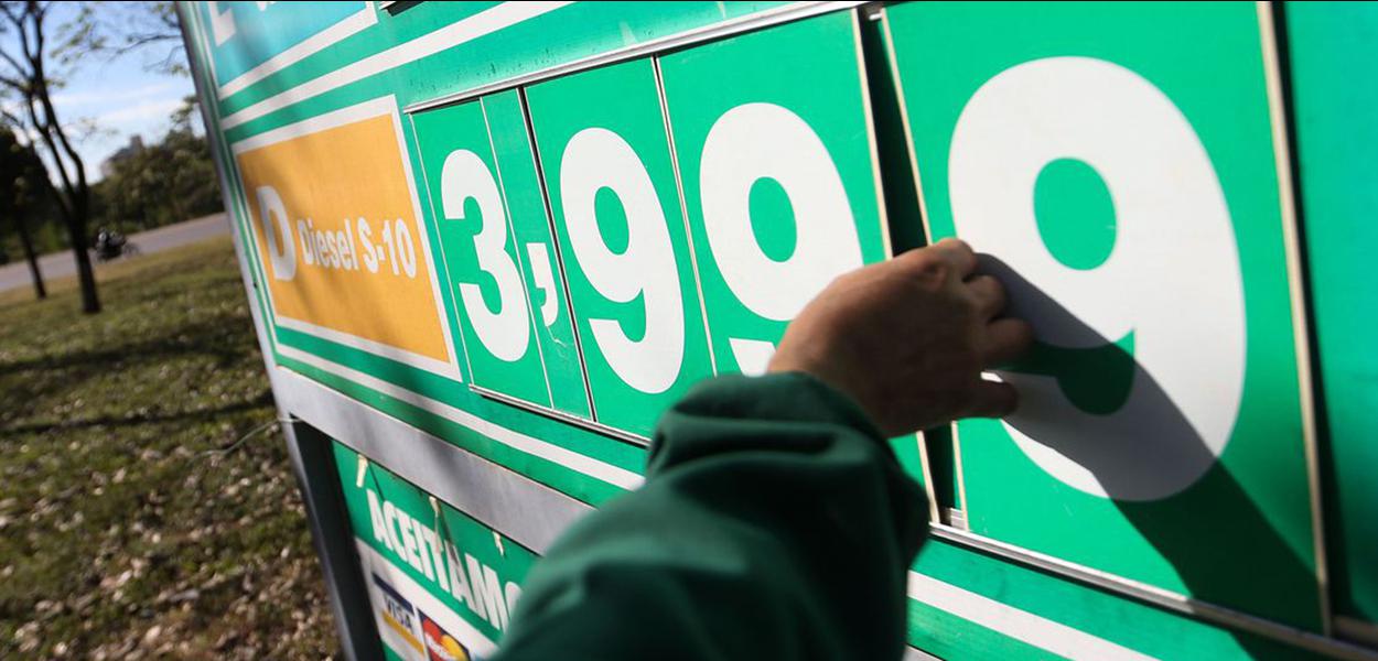 Postos do DF começam a ajustar os preços do diesel com a redução de R$ 0,46 (Foto: Marcelo Camargo/Agência Brasil) Postos do DF começam a ajustar os preços do diesel com a redução de R$ 0,46