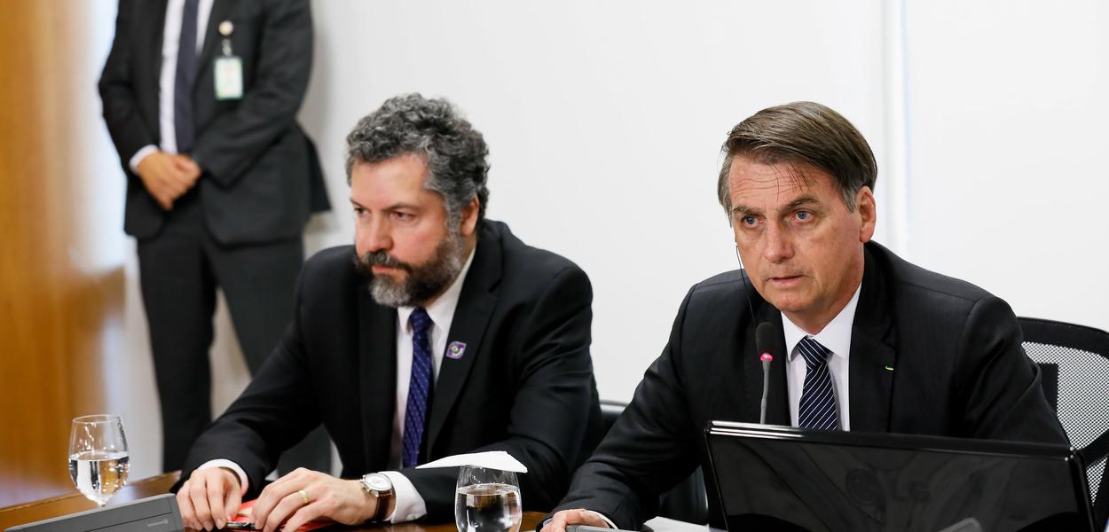 Ernesto Araújo e Jair Bolsonaro (Foto: Isac Nóbrega/PR) Ernesto Araújo e Jair Bolsonaro