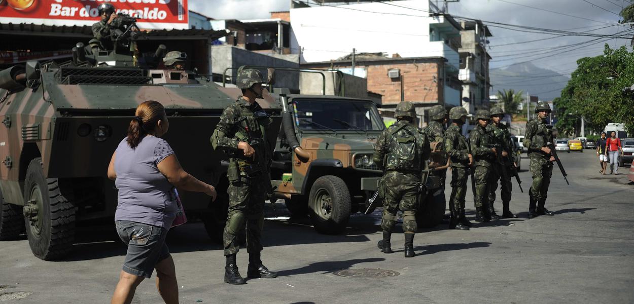Exército no Complexo da Maré (Foto: Fernando Frazão/Agência Brasil) Exército no Complexo da Maré