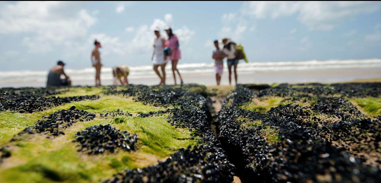 Um derramamento de óleo é visto na praia 'Sitio do Conde' em Conde, Bahia, Brasil, 12 de outubro de 2019. REUTERS / Adriano Machado (Foto: REUTERS / Adriano Machado) Um derramamento de óleo é visto na praia 'Sitio do Conde' em Conde, Bahia, Brasil, 12 de outubro de 2019. REUTERS / Adriano Machado