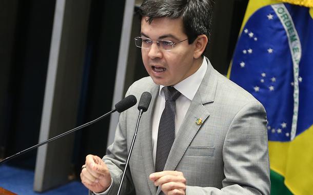 BrasÃlia - Senador Randolfe Rodrigues durante sessão do impeachment no Senado conduzida pelo presidente do STF, Ricardo Lewandowski (Antonio Cruz/Agência Brasil) (Foto: Antonio Cruz/Agência Brasil) BrasÃlia - Senador Randolfe Rodrigues durante sessão do impeachment no Senado conduzida pelo presidente do STF, Ricardo Lewandowski (Antonio Cruz/Agência Brasil)
