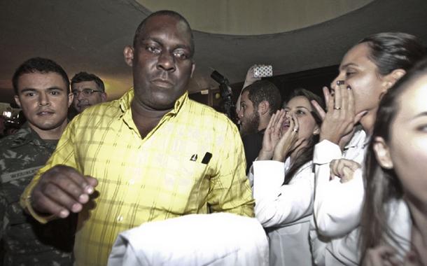 FORTALEZA, CE, BRASIL, 26-08-2013, 19h00: Médico cubano é vaiado por manifestantes ligados ao Sindicato dos Médicos do Ceará, durante protesto na saÃda do Grupo de 79 médicos selecionados pelo Programa "Mais Médicos", do governo Federal, em Fortaleza (CE). (Foto:Jarbas Oliveira/Folhapress) FORTALEZA, CE, BRASIL, 26-08-2013, 19h00: Médico cubano é vaiado por manifestantes ligados ao Sindicato dos Médicos do Ceará, durante protesto na saÃda do Grupo de 79 médicos selecionados pelo Programa "Mais Médicos", do governo Federal, em Fortaleza (CE). (Foto:Jarbas Oliveira/Folhapress)
