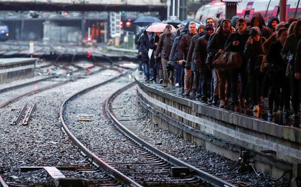 Passageiros andam em uma plataforma na estação de trem Gare Saint-Lazare, em Paris, em mais um dia de greve (Foto: REUTERS/Christian Hartmann) Passageiros andam em uma plataforma na estação de trem Gare Saint-Lazare, em Paris, em mais um dia de greve