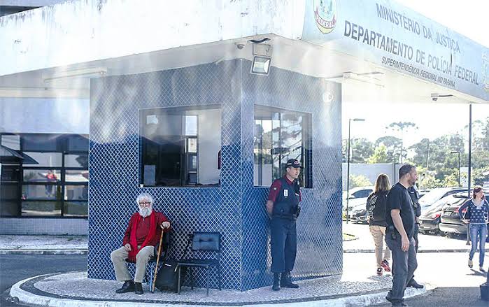 Leonardo Boff em frente à PF em Curitiba, após ser impedido de visitar Lula (Foto: Joka Madruga/Agência PT) www.brasil247.com - Leonardo Boff em frente à PF em Curitiba, após ser impedido de visitar Lula