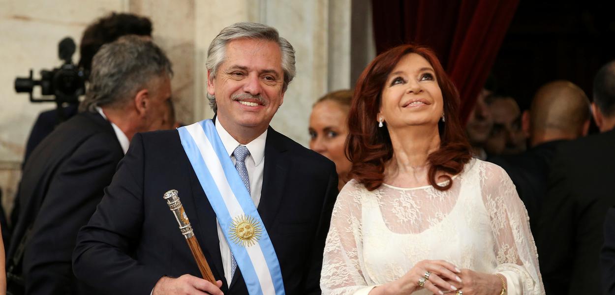 Argentina's President Alberto Fernandez holds the symbolic leader's staff, next to new Vice President Cristina Fernandez de Kirchner, after he was sworn in as Argentina's next president, in Buenos Aires, Argentina December 10, 2019. REUTERS/Agustin Marcarian (Foto: AGUSTIN MARCARIAN) Argentina's President Alberto Fernandez holds the symbolic leader's staff, next to new Vice President Cristina Fernandez de Kirchner, after he was sworn in as Argentina's next president, in Buenos Aires, Argentina December 10, 2019. REUTERS/Agustin Marcarian