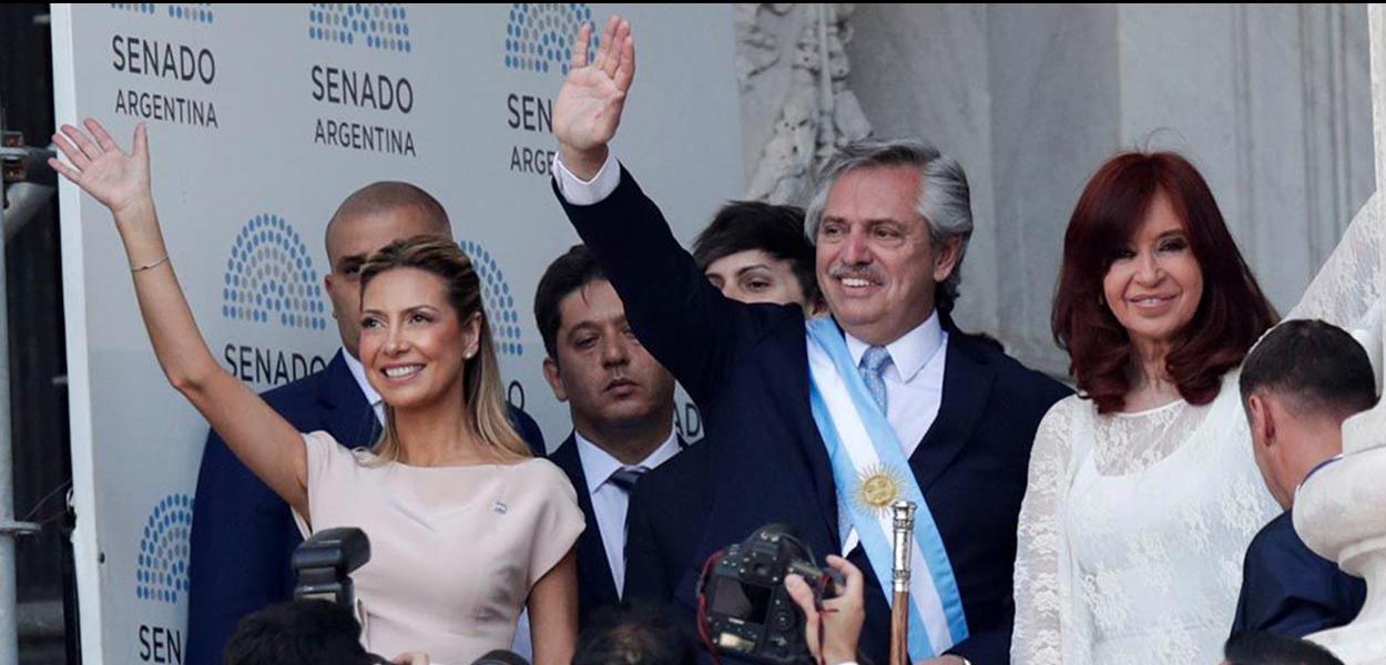 De faixa, Fernández acena para público em posse na presidência da Argentina ao lado da vice Cristina Kirchner (Foto: UESLEI MARCELINO) De faixa, Fernández acena para público em posse na presidência da Argentina ao lado da vice Cristina Kirchner