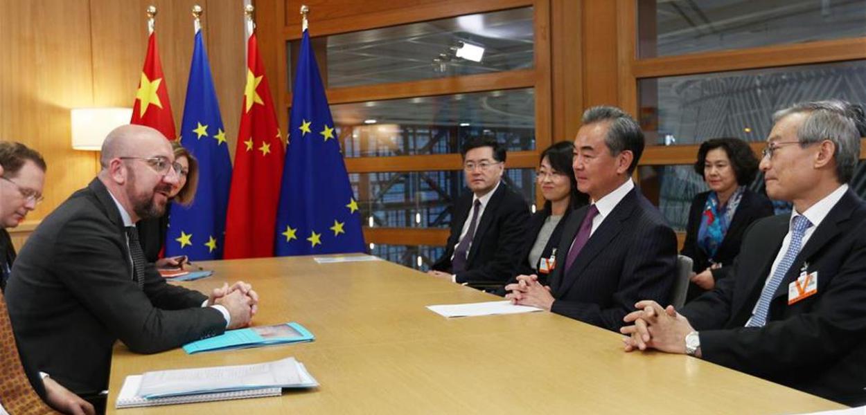 Reunião entre chanceler da China e presidente da Comissão Europeia (Foto: Xinhua) Reunião entre chanceler da China e presidente da Comissão Europeia