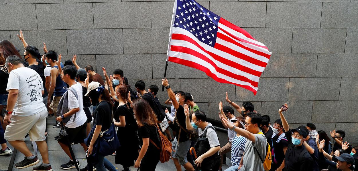 Manifestantes em Hong Kong, China, com bandeira dos Estados Unidos. (Foto: Anushree Fadnavis/Reuters) Manifestantes em Hong Kong, China, com bandeira dos Estados Unidos.