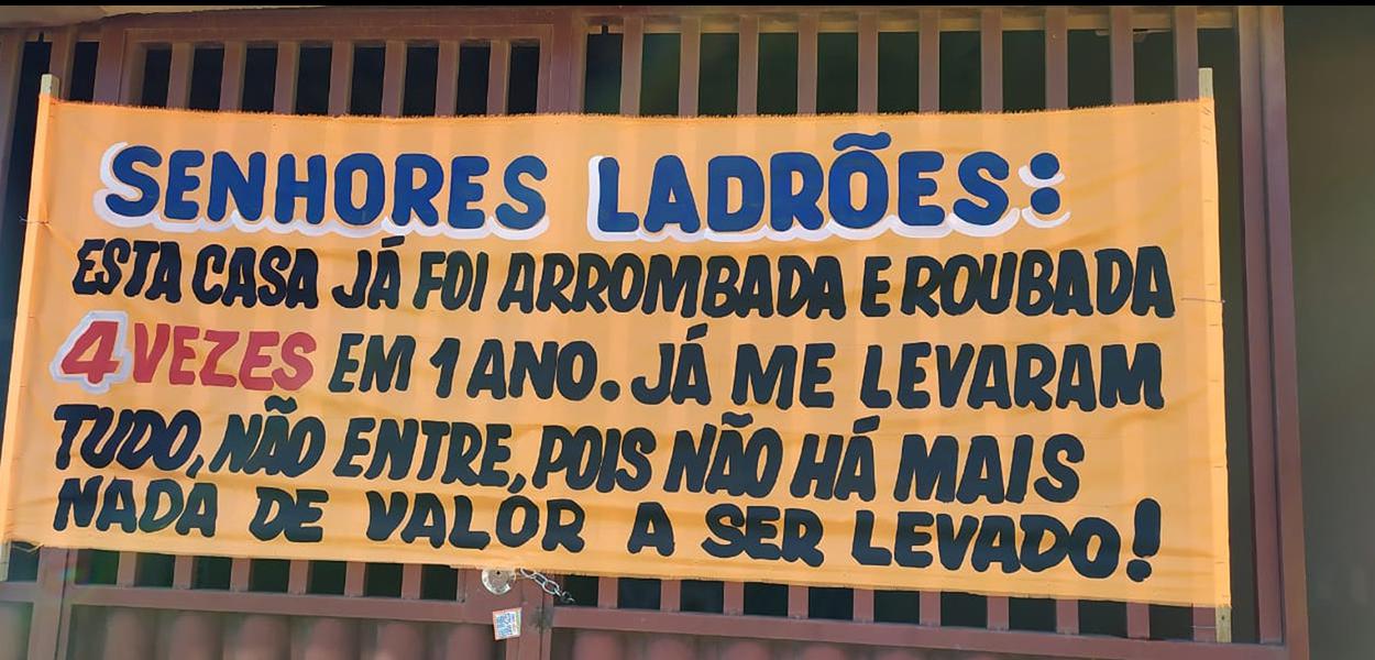 Faixa no DF de apelo aos ladrões (Foto: Arquivo pessoal) Faixa no DF de apelo aos ladrões