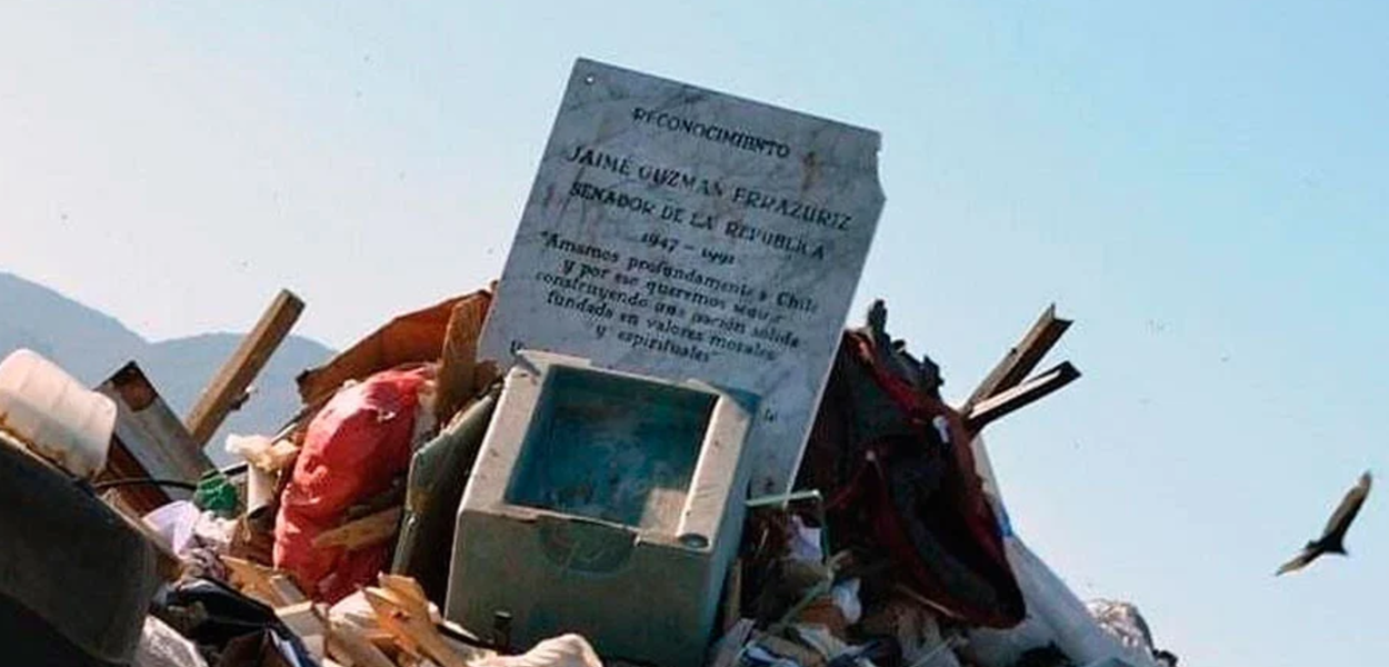 Placa em homenagem a Jaime Guzmán (Foto: Reprodução/Twitter) Placa em homenagem a Jaime Guzmán