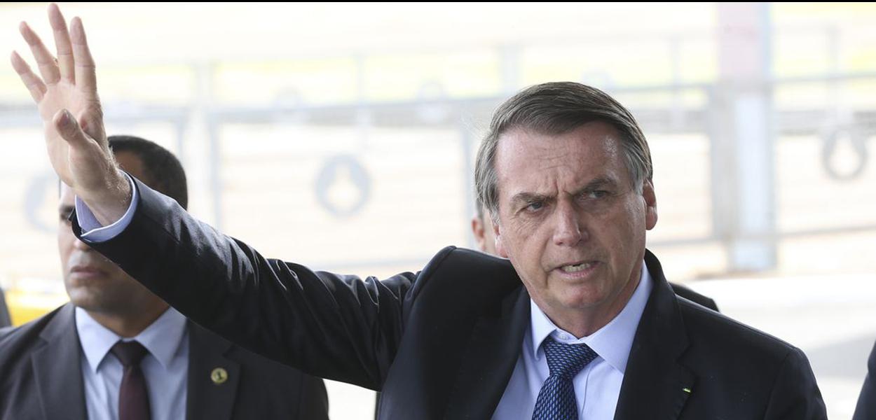 O presidente Jair Bolsonaro fala a imprensa no Palacio da Alvorada (Foto: Antonio Cruz/ Agencia Brasil) www.brasil247.com - O presidente Jair Bolsonaro fala a imprensa no Palacio da Alvorada