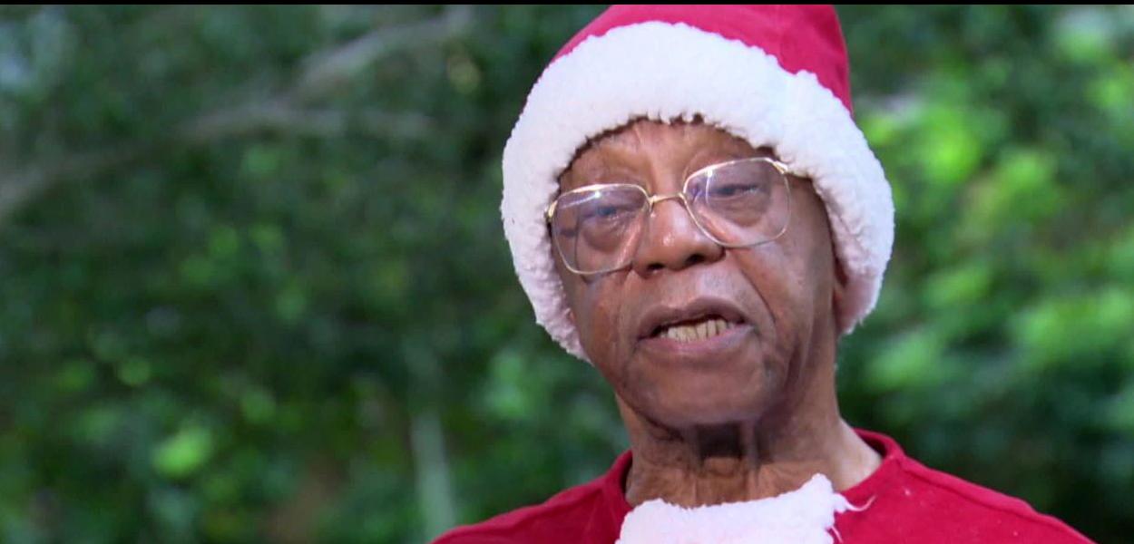 Milton Gonçalves vive o primeiro Papai Noel negro do especial de Natal da Globo (Foto: Reprodução) Milton Gonçalves vive o primeiro Papai Noel negro do especial de Natal da Globo