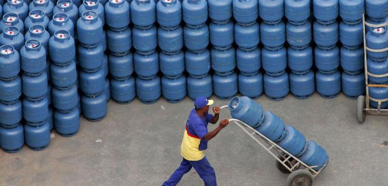 Trabalhador movimenta botijões de gás (Foto: REUTERS/Caetano Barreira) Trabalhador movimenta botijões de gás