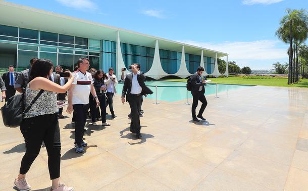 Jair Bolsonaro na saída do Palácio da Alvorada (Foto: Isac Nóbrega/PR) Jair Bolsonaro na saída do Palácio da Alvorada