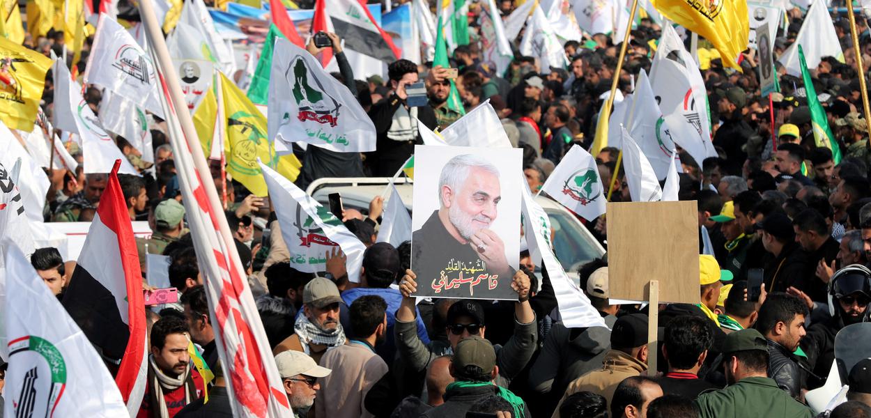Iranianos vão às ruas em funeral de Soleimani