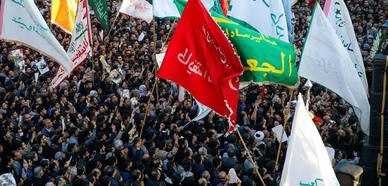 Multidões vão às ruas homenagear o general Soleimani, assassinado pelos EUA (Foto: Reuters/Ag.Brasil) Multidões vão às ruas homenagear o general Soleimani, assassinado pelos EUA