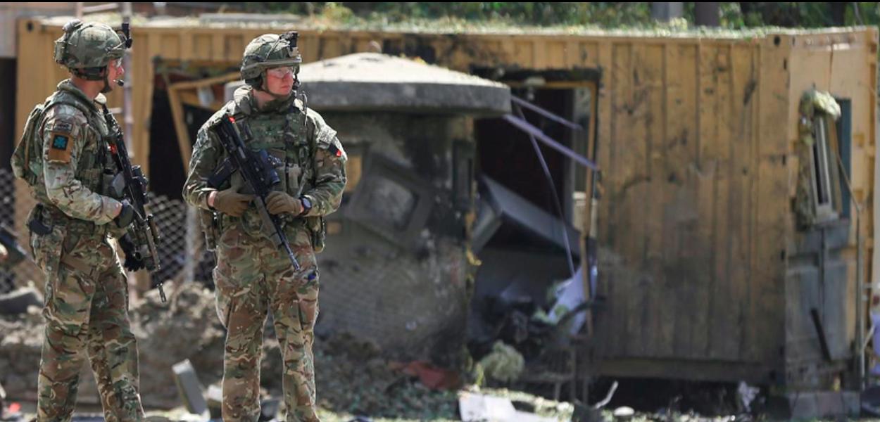 Foreign troops with NATO-led Resolute Support Mission investigate at the site of a suicide attack in Kabul, Afghanistan September 5, 2019 (Foto: REUTERS/Omar Sobhani) Foreign troops with NATO-led Resolute Support Mission investigate at the site of a suicide attack in Kabul, Afghanistan September 5, 2019