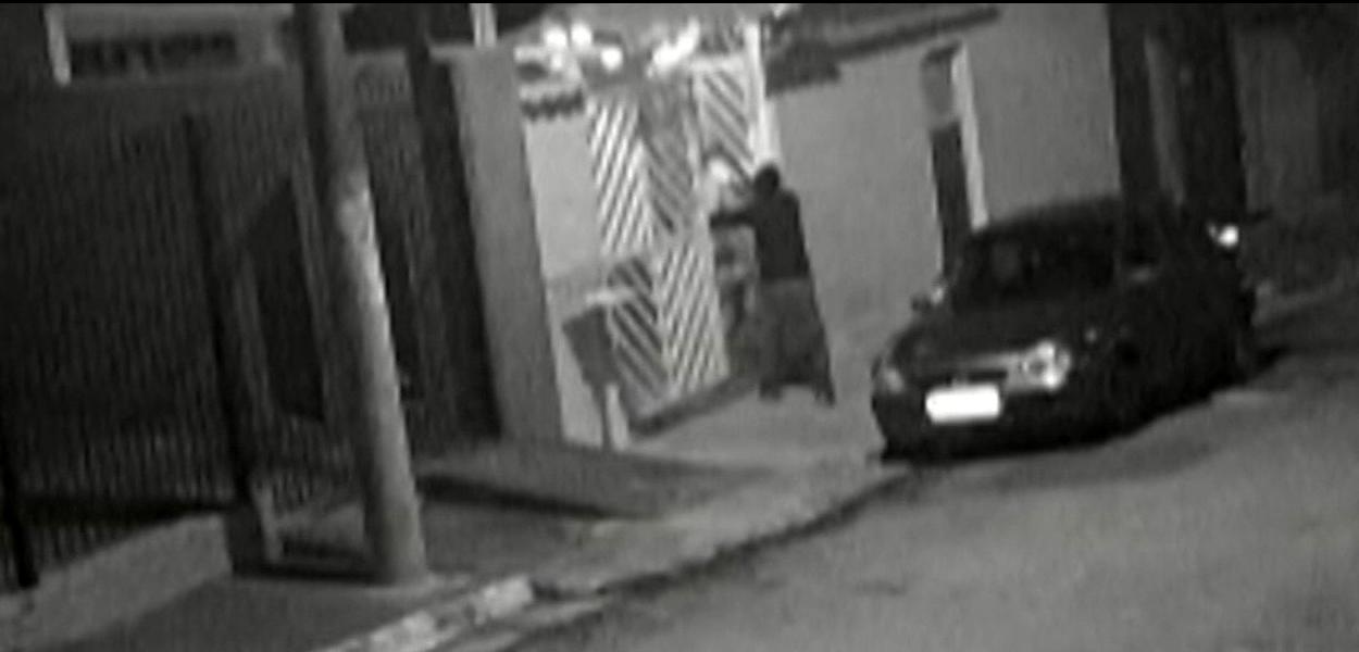 Câmeras registraram momento em que o suspeito atirou na vítima (Foto: Reprodução/TV Diário) Câmeras registraram momento em que o suspeito atirou na vítima