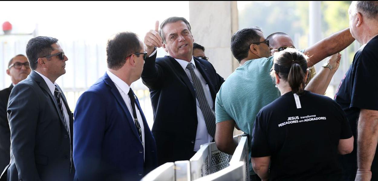 O presidente Jair Bolsonaro, cumprimenta populares no Palácio da Alvorada (Foto: Antonio Cruz/ Agência Brasil) O presidente Jair Bolsonaro, cumprimenta populares no Palácio da Alvorada