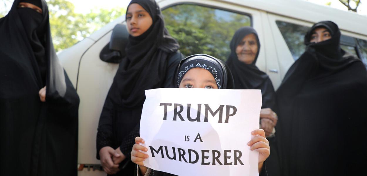 "Trump assassino", diz o cartaz (Foto: Reuters) "Trump assassino", diz o cartaz
