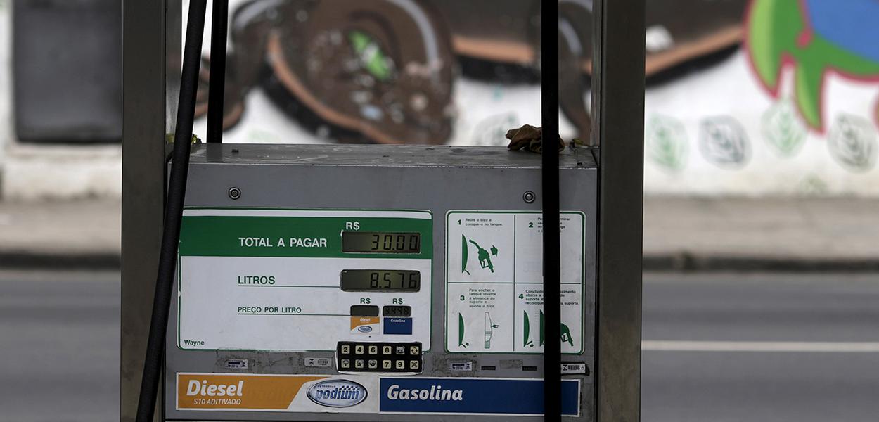 Bomba de combustíveis em posto da Petrobras no Rio de Janeiro (Foto: REUTERS/Ricardo Moraes) Bomba de combustíveis em posto da Petrobras no Rio de Janeiro