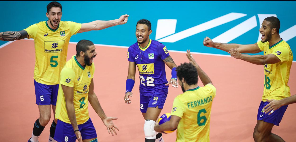 A seleção brasileira masculina de vôlei em jogos pela Liga das Nações. (Foto: 2019 FIVB) A seleção brasileira masculina de vôlei em jogos pela Liga das Nações.