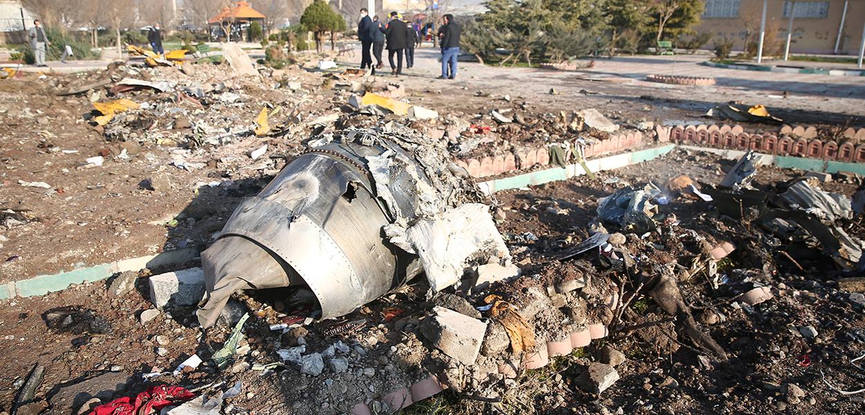 Destroços de avião iraniano que caiu logo após decolar de Teerã (Foto: Nazanin Tabatabaee/WANA (West Asia News Agency) via REUTERS) Destroços de avião iraniano que caiu logo após decolar de Teerã