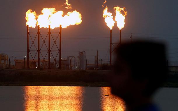 Flames emerge from flare stacks at Nahr Bin Umar oil field, north of Basra, Iraq September 16, 2019. REUTERS/Essam Al-Sudani - RC1F6B230B80 (Foto: Essam Al Sudani/Reuters) Flames emerge from flare stacks at Nahr Bin Umar oil field, north of Basra, Iraq September 16, 2019. REUTERS/Essam Al-Sudani - RC1F6B230B80