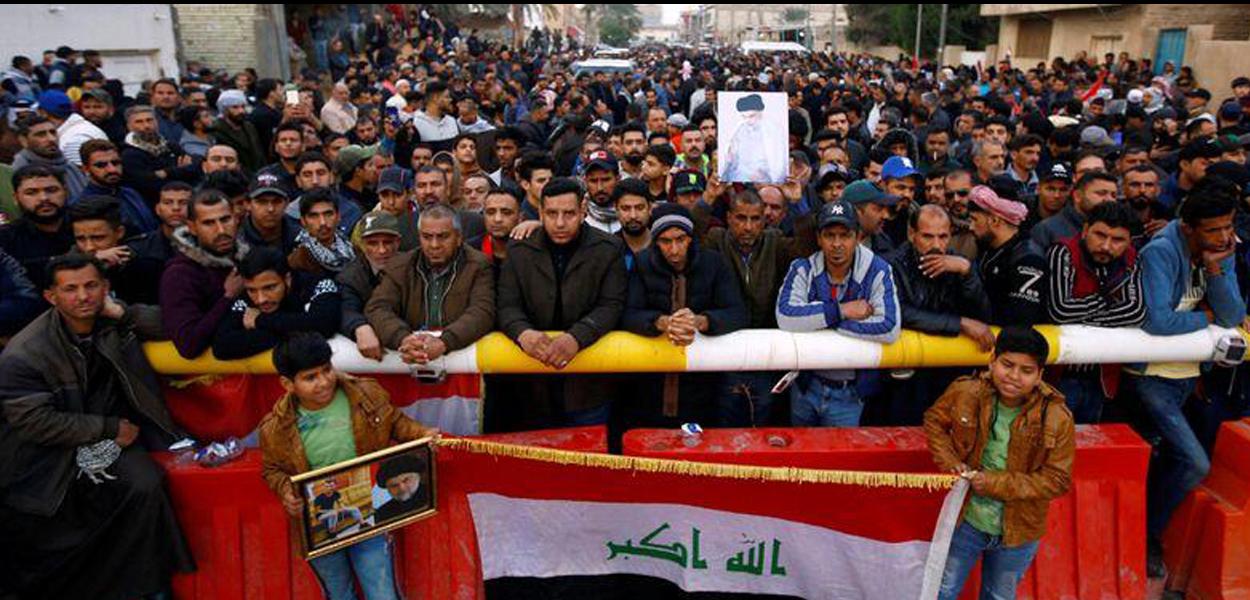 Apoiadores do clérigo Moqtada al-Sadr se reúnem perto de sua residência, em Najaf, no Iraque (Foto: REUTERS/Alaa al-Marjani) Apoiadores do clérigo Moqtada al-Sadr se reúnem perto de sua residência, em Najaf, no Iraque