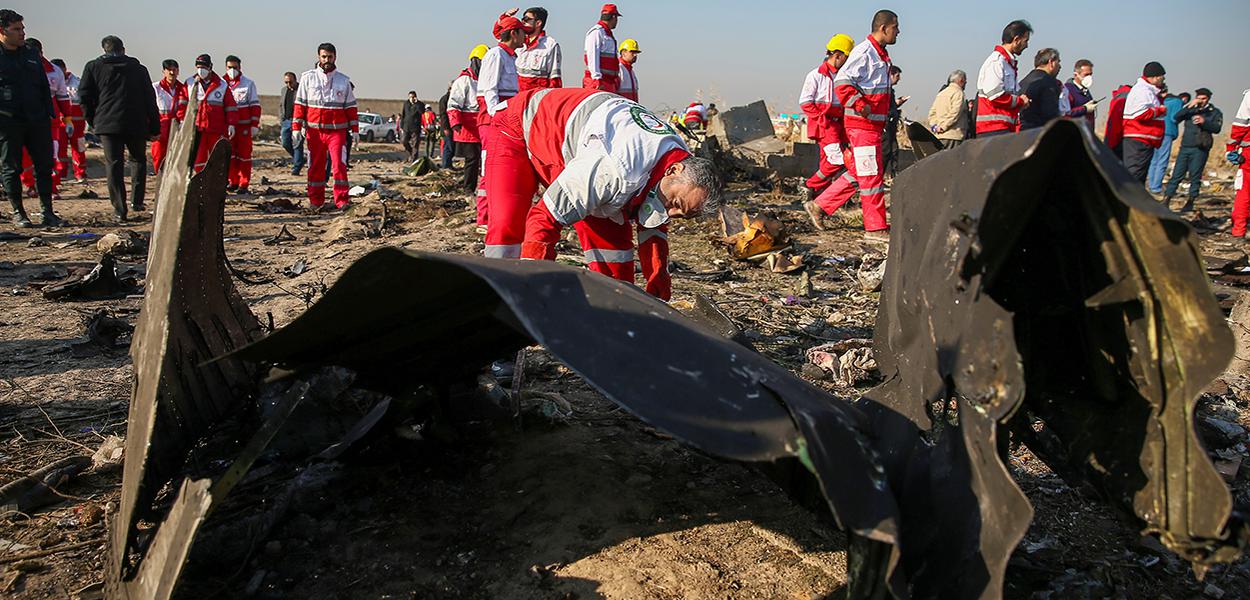 Pessoal do Crescente Vermelho vasculham área do acidente com avião no Irã (Foto: Nazanin Tabatabaee/WANA (West Asia News Agency) via REUTERS) Pessoal do Crescente Vermelho vasculham área do acidente com avião no Irã