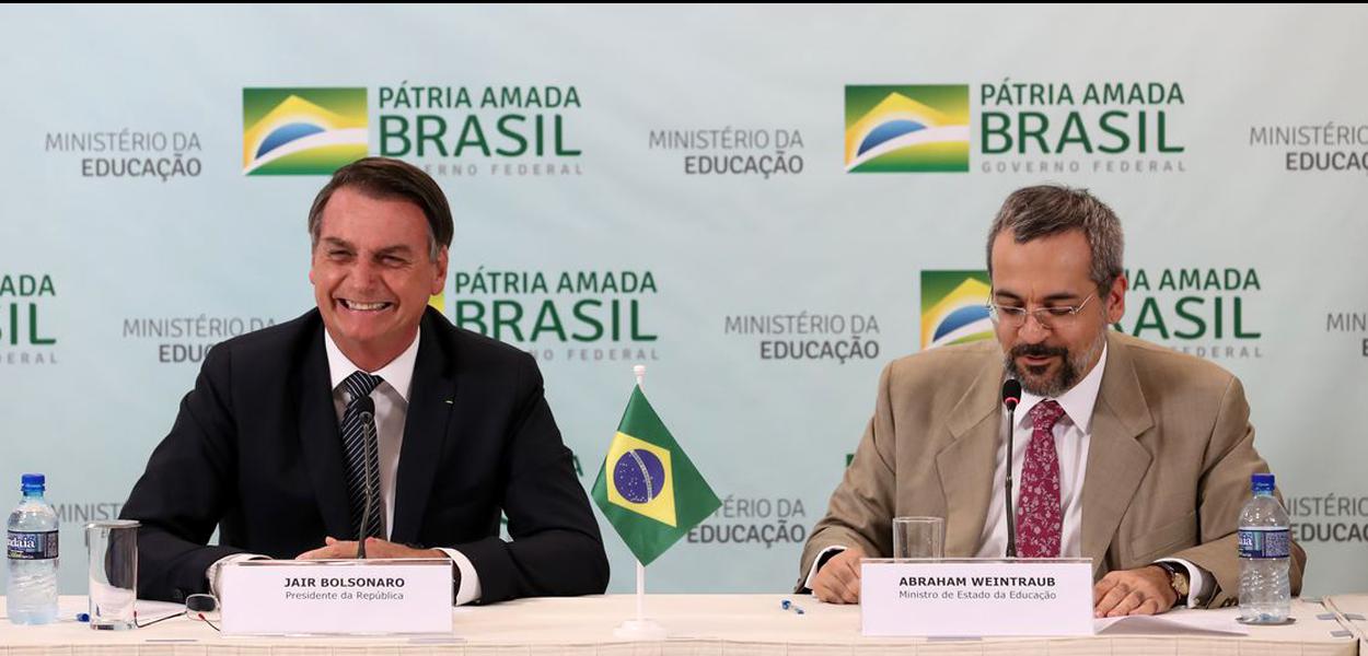 Presidente Jair Bolsonaro durante reunião com o ministro da Educação, Abraham Weintraub. (Foto: Marcos Corrêa/PR) www.brasil247.com - Presidente Jair Bolsonaro durante reunião com o ministro da Educação, Abraham Weintraub.