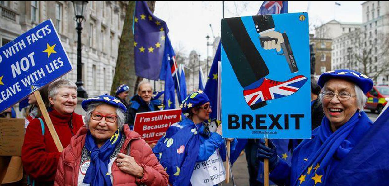 Manifestantes anti-Brexit protestam em frente a Downing Street, em Londres 08/01/2020 (Foto: REUTERS/Henry Nicholls) Manifestantes anti-Brexit protestam em frente a Downing Street, em Londres 08/01/2020