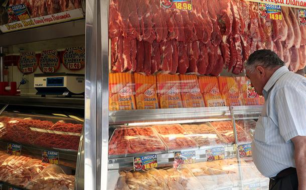 Homem compra carne em um açougue de Santo André, São Paulo (Foto: REUTERS/Amanda Perobelli) Homem compra carne em um açougue de Santo André, São Paulo