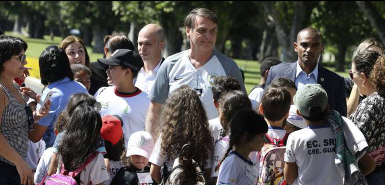 Bolsonaro conversa com crianças em frente ao Alvorada (Foto: Valter Campanato/Agência Brasil) Bolsonaro conversa com crianças em frente ao Alvorada