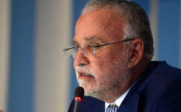 O diretor-presidente da Cedae, Helio Cabral, durante coletiva de imprensa (Foto: Tomaz Silva/Agência Brasil) O diretor-presidente da Cedae, Helio Cabral, durante coletiva de imprensa