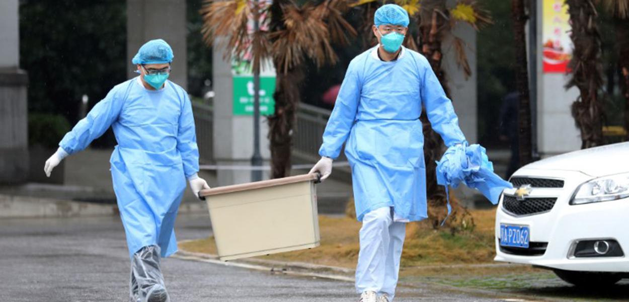Funcionários do hospital Jinyintan carregam caixa em Wuhan, onde pacientes com pneumonia causada por novo coronavírus estão sendo tratados (Foto: REUTERS/Stringer) Funcionários do hospital Jinyintan carregam caixa em Wuhan, onde pacientes com pneumonia causada por novo coronavírus estão sendo tratados