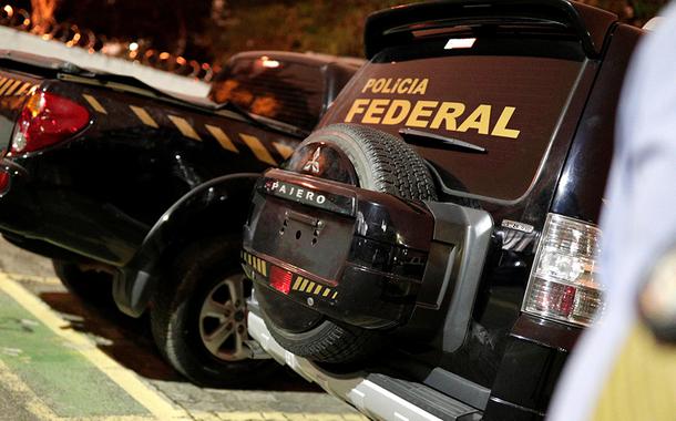 Carros da Polícia Federal (Foto: REUTERS/Nacho Doce) Carros da Polícia Federal