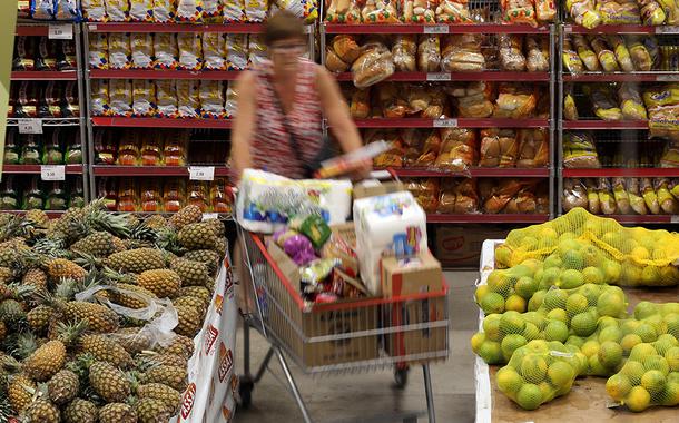 Mulher faz compras em supermercado de São Paulo (Foto: PAULO WHITAKER/Reuters) Mulher faz compras em supermercado de São Paulo