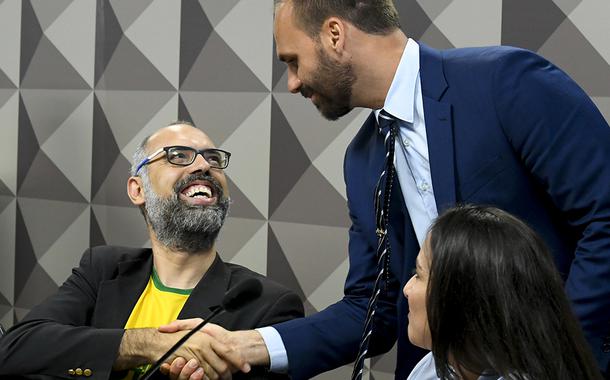 Allan dos Santos e Eduardo Bolsonaro (Foto: Roque de Sá/Agência Senado) Allan dos Santos e Eduardo Bolsonaro