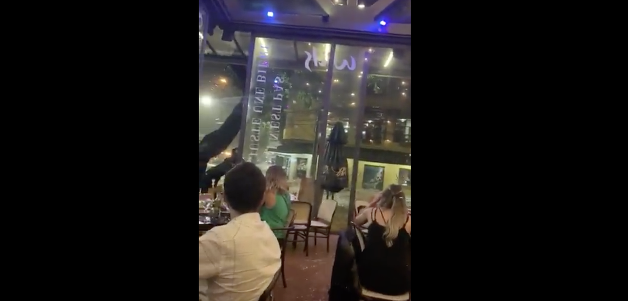 Chuva invade restaurante de luxo em BH (Foto: Reprodução) Chuva invade restaurante de luxo em BH