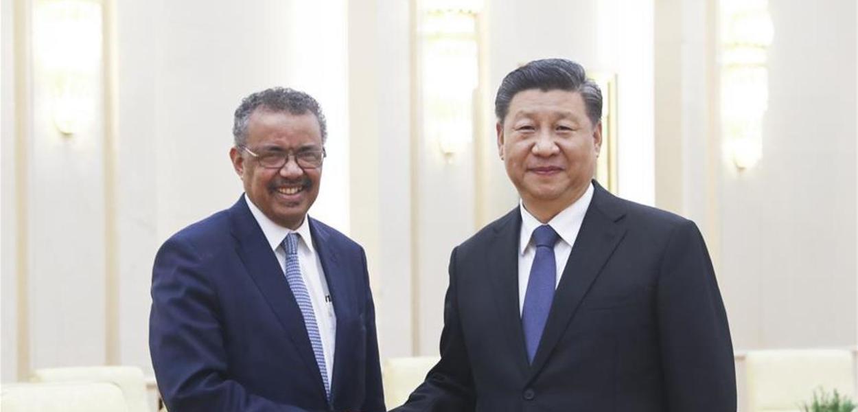 Xi Jinping e o diretor-geral da OMS (Foto: Xinhua) Xi Jinping e o diretor-geral da OMS